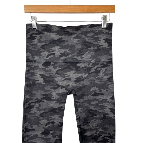 Spanx Womens Look at Me Now Camo Seamless Leggings Sz Large Grey Black FL3515 - Picture 3 of 6
